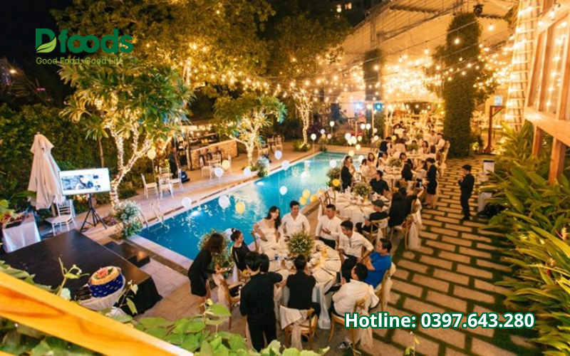 chuẩn bị bữa tiệc cho hồ bơi